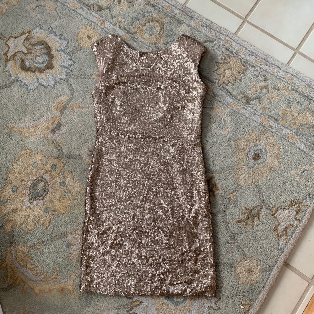 ✨NWT Esley Low Back Rose Gold Sequined Mini Dress